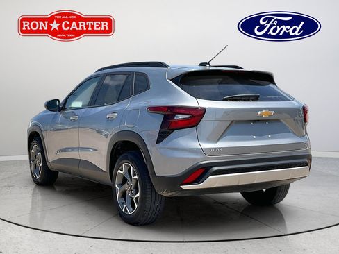 Used 2025 Chevrolet Trax LT FWD image 4