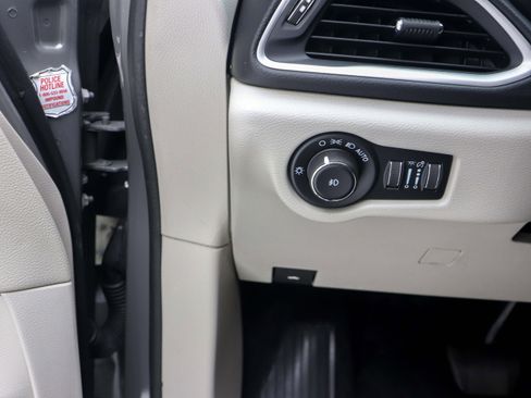 Used 2022 Chrysler Pacifica Touring-L FWD image 25