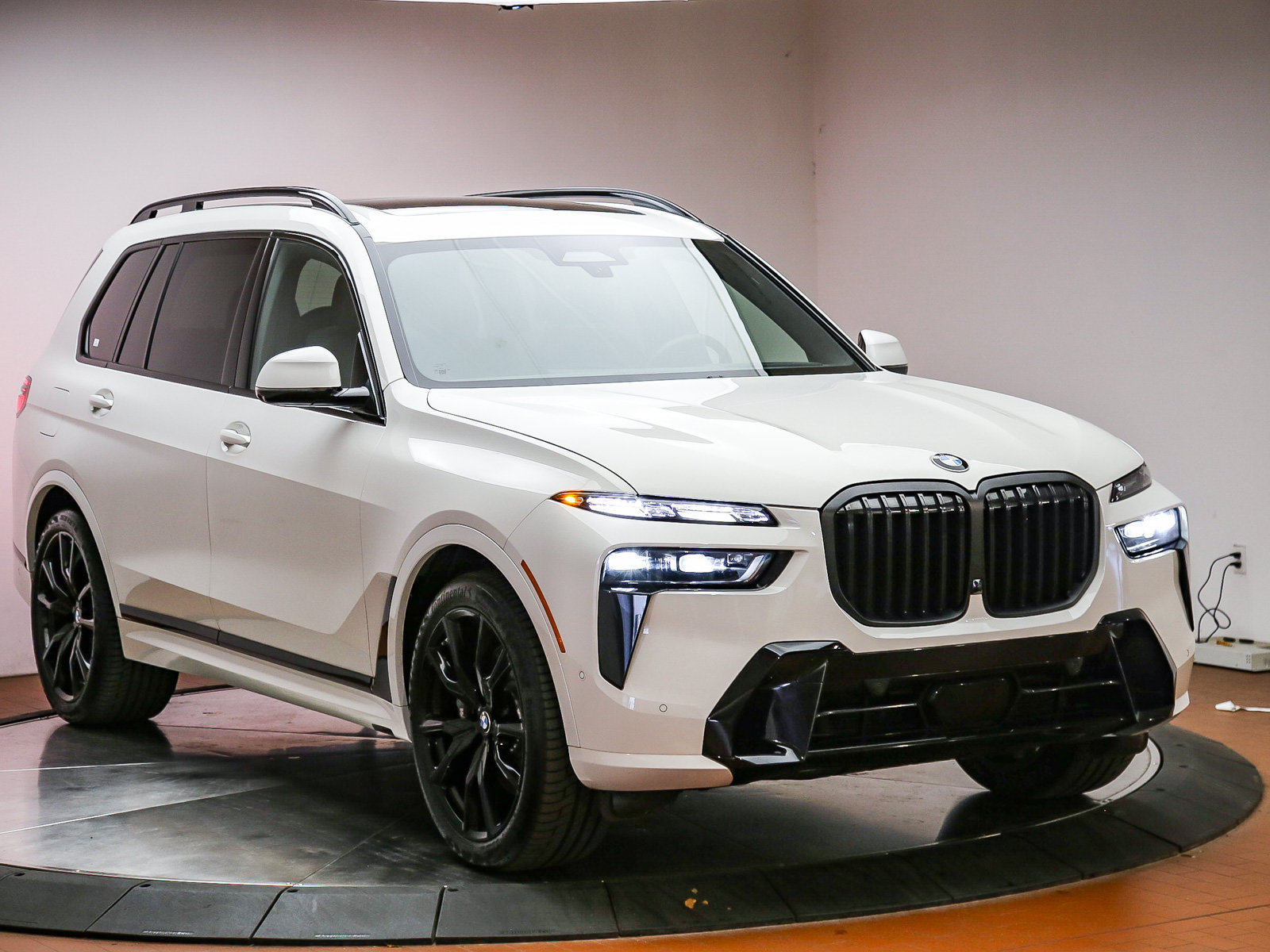 Used 2024 BMW X7 xDrive40i w/ M Sport Package AWD/4WD image 3