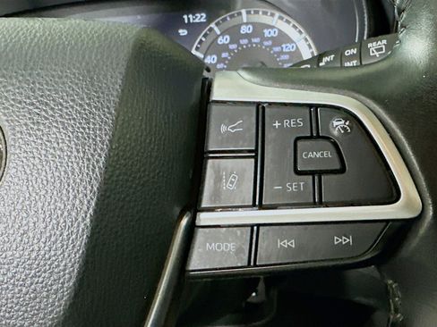 Used 2023 Toyota Highlander L image 17