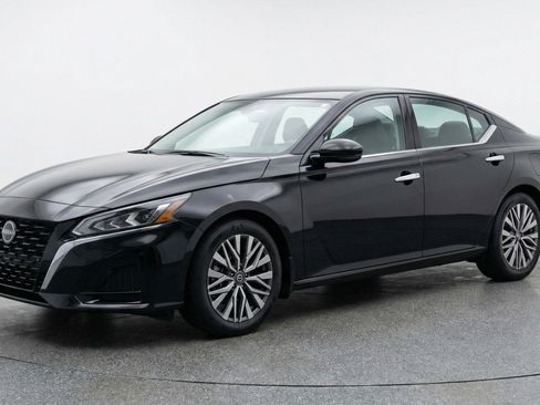 Used 2025 Nissan Altima 2.5 SV FWD image 3