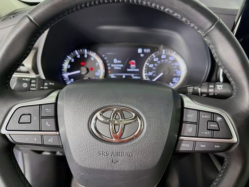 Used 2023 Toyota Highlander LE FWD image 16