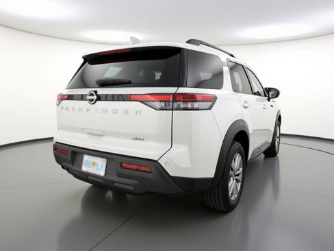 Used 2025 Nissan Pathfinder SV image 9