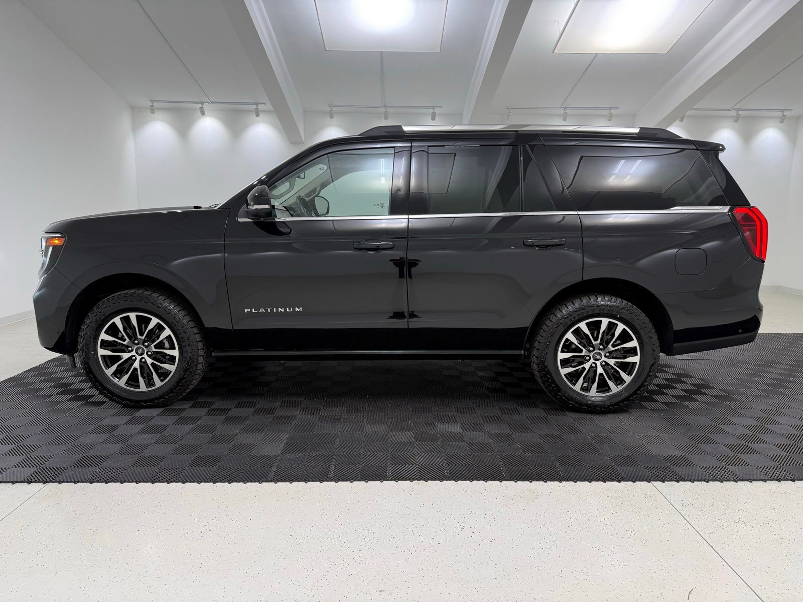 Used 2025 Ford Expedition Platinum AWD/4WD image 4