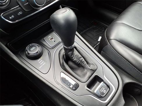 Certified 2019 Jeep Cherokee Latitude Plus w/ Cold Weather Group image 18