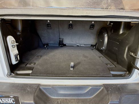 Used 2022 Jeep Wrangler Unlimited Rubicon image 25