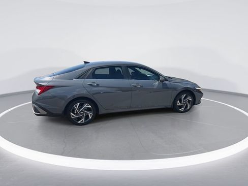 Certified 2025 Hyundai Elantra Limited FWD image 9