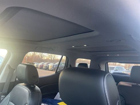 Used 2019 GMC Acadia SLT w/ Black Edition image 2