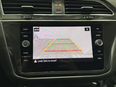 Used 2022 Volkswagen Tiguan SE w/ Panoramic Sunroof Package image 21