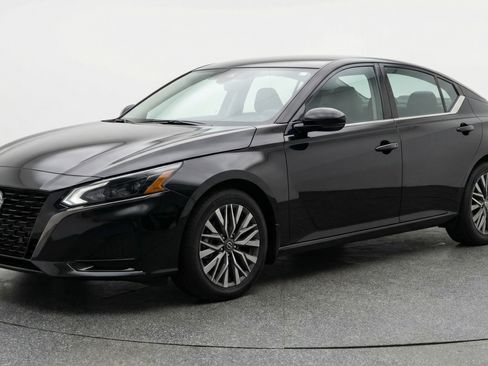 Used 2025 Nissan Altima 2.5 SV image 3
