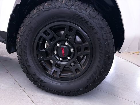 Used 2018 Toyota 4Runner SR5 AWD/4WD image 2