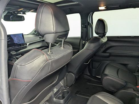 Used 2025 Toyota Sienna XSE image 31