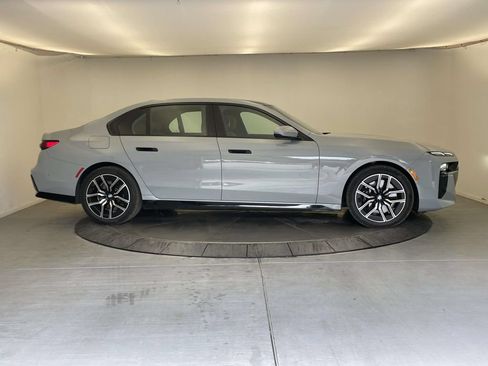 Used 2023 BMW 740i w/ Parking Assistance Package RWD image 6