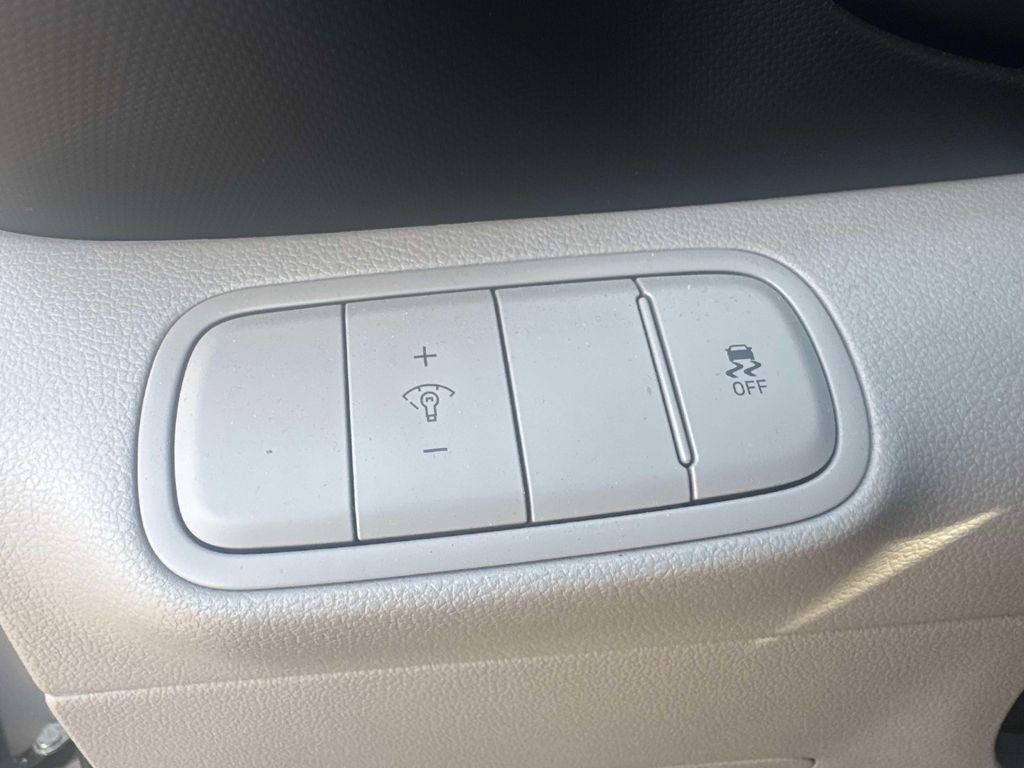 Used 2024 Hyundai Venue SEL FWD image 19