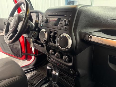 Used 2016 Jeep Wrangler Unlimited Rubicon w/ Connectivity Group image 19