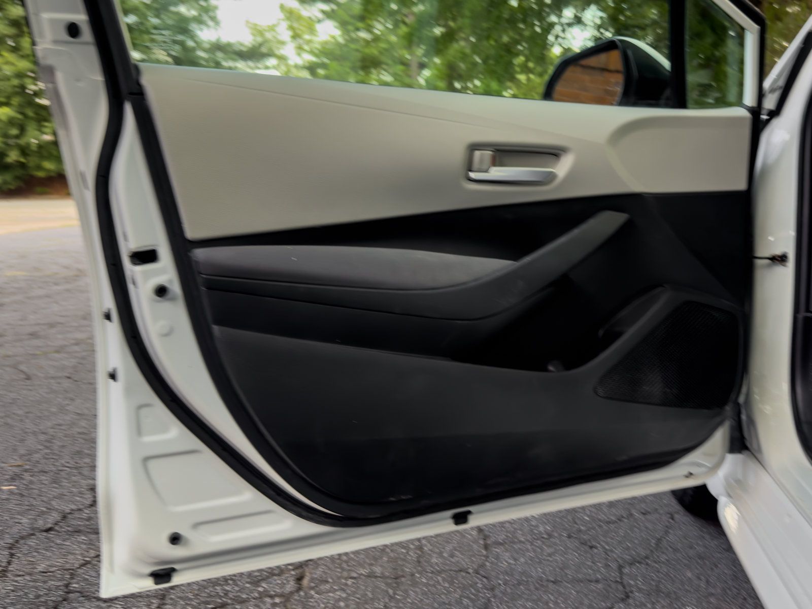 Used 2021 Toyota Corolla LE FWD image 31