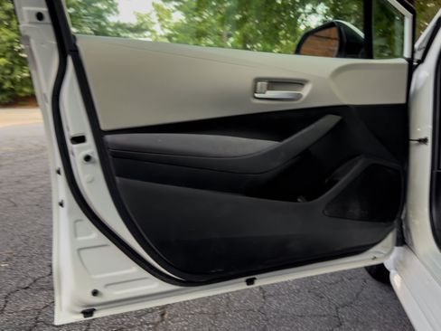 Used 2021 Toyota Corolla LE FWD image 31