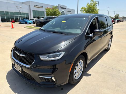 Used 2023 Chrysler Pacifica Touring-L FWD image 9