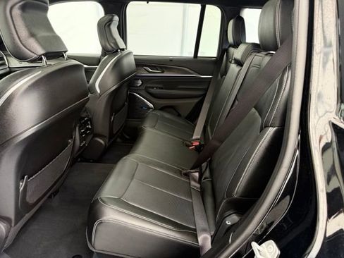 Used 2023 Jeep Grand Cherokee Overland w/ Advanced Protech Group III AWD/4WD image 18