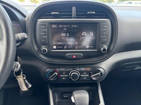 Used 2025 Kia Soul LX w/ LX Technology Package FWD image 17