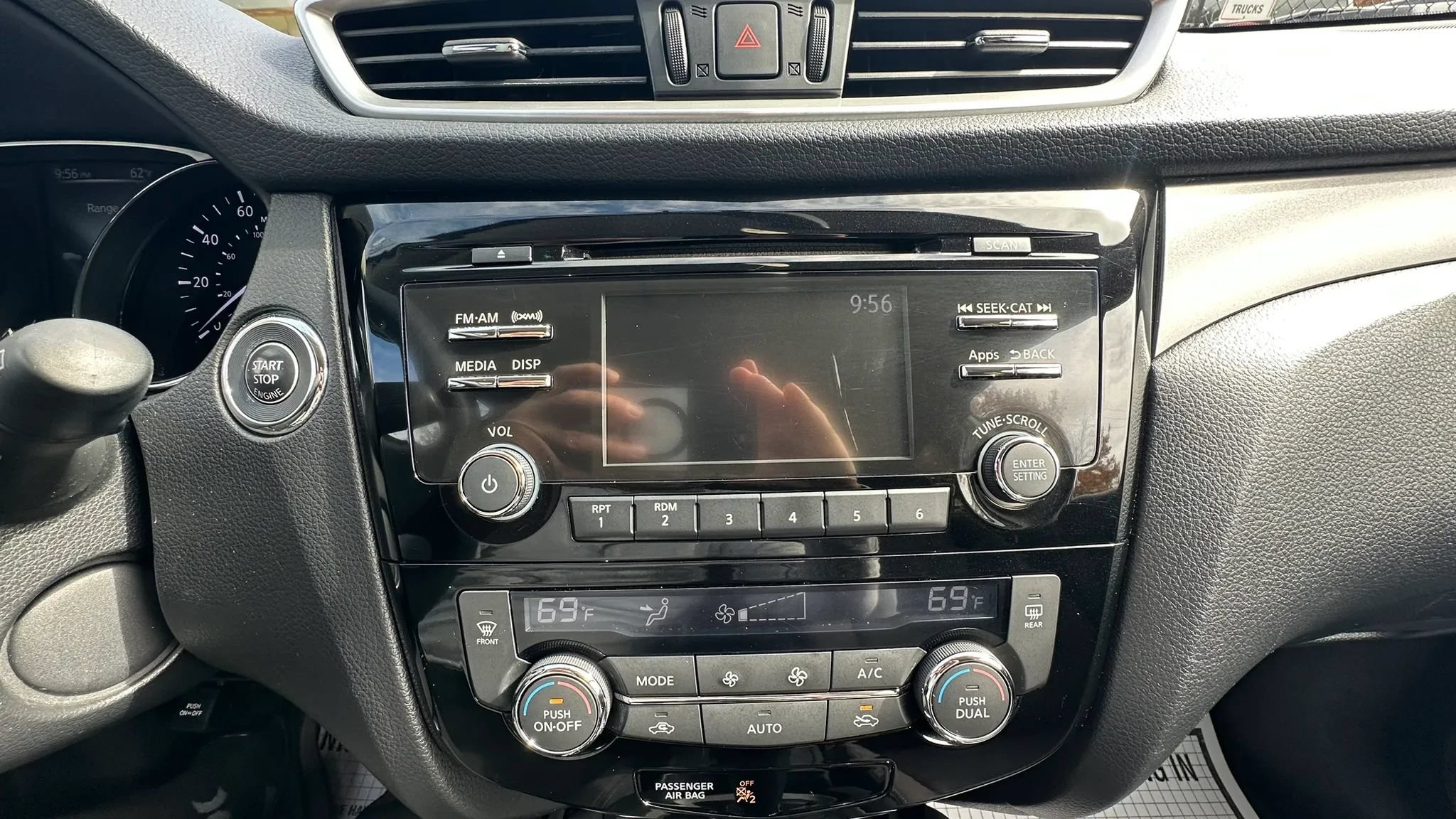 Used 2016 Nissan Rogue SV AWD/4WD image 20