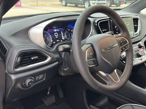 Used 2026 Chrysler Pacifica Limited FWD image 16
