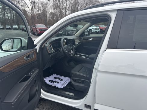 Used 2025 Volkswagen Atlas SE image 15