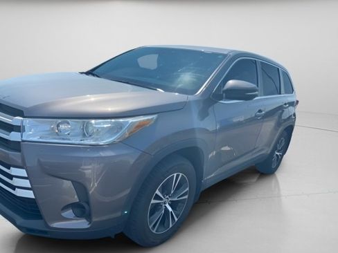 Used 2019 Toyota Highlander LE FWD image 2
