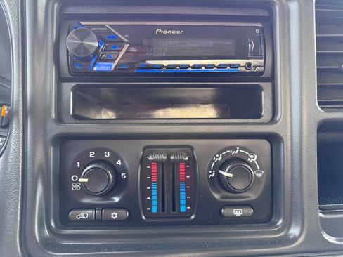 Used 2005 GMC Sierra 2500 SLE w/ Skid Plate Package image 19