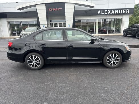 Used 2018 Volkswagen Jetta SE FWD image 2