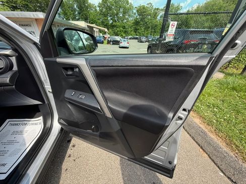 Used 2016 Toyota RAV4 LE AWD/4WD image 14
