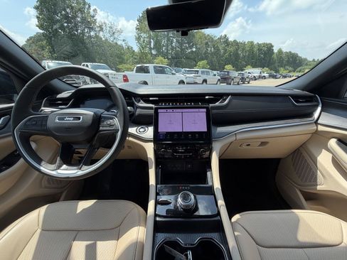 Certified 2025 Jeep Grand Cherokee Limited w/ Luxury Tech Group II AWD/4WD image 7