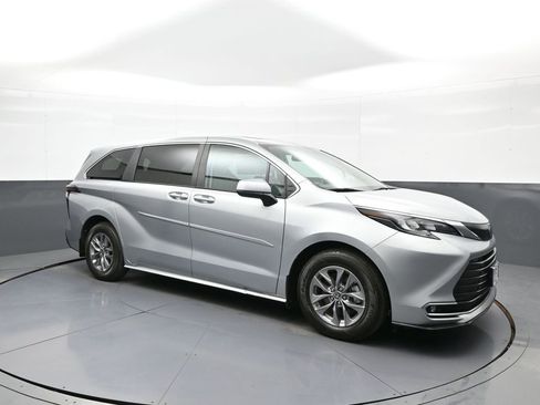 Certified 2024 Toyota Sienna XLE AWD/4WD image 4
