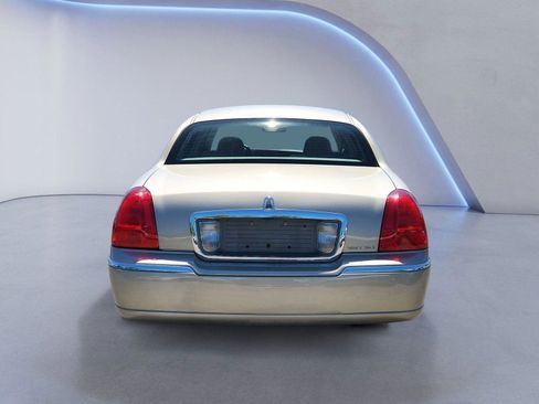 Used 2007 Lincoln Town Car Signature RWD image 4