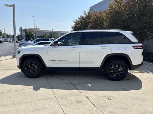 Used 2025 Jeep Grand Cherokee Altitude AWD/4WD image 7