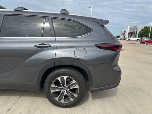 Used 2024 Toyota Highlander XLE FWD image 3