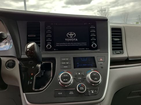 Used 2020 Toyota Sienna XLE image 24