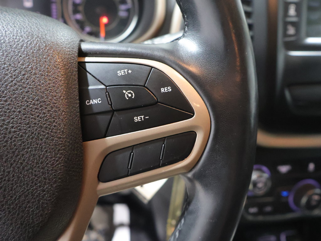 Used 2018 Jeep Cherokee Latitude w/ Cold Weather Group FWD image 33