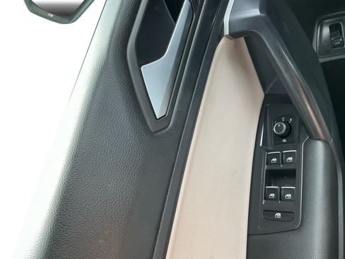 Used 2021 Volkswagen Tiguan SEL AWD/4WD image 17