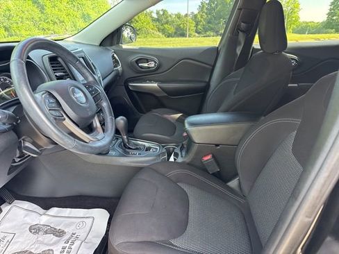 Used 2019 Jeep Cherokee Latitude w/ Cold Weather Group AWD/4WD image 15