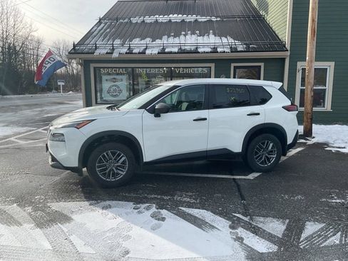 Used 2022 Nissan Rogue S image 2