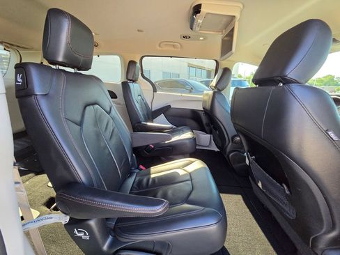Used 2017 Chrysler Pacifica Touring-L FWD image 7
