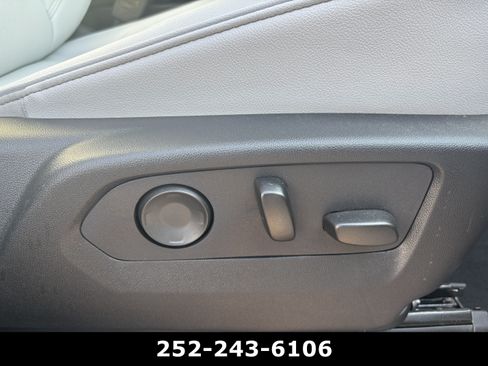 Used 2025 Chevrolet Suburban Premier RWD image 12