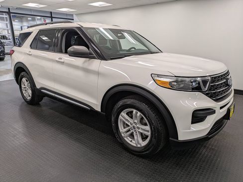 Certified 2023 Ford Explorer XLT image 3