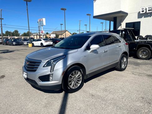 Used 2017 Cadillac XT5 Luxury image 2