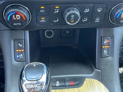 Used 2019 GMC Acadia Denali w/ Technology Package FWD image 12