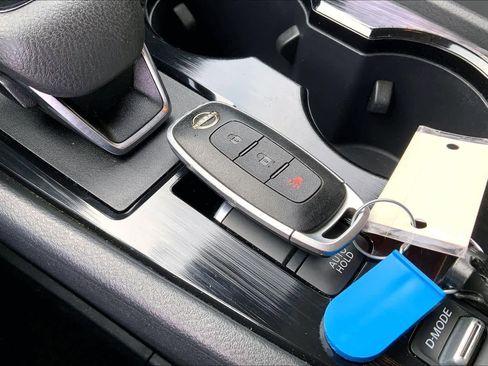 Used 2024 Nissan Rogue S image 12