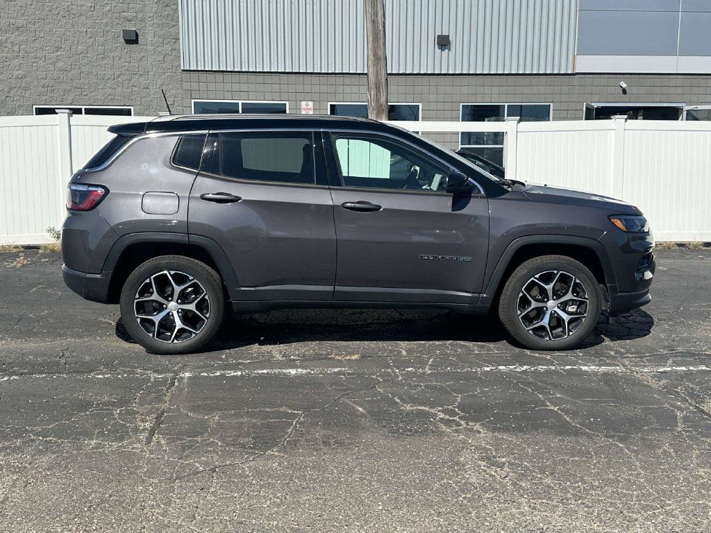 Used 2024 Jeep Compass Limited AWD/4WD image 2