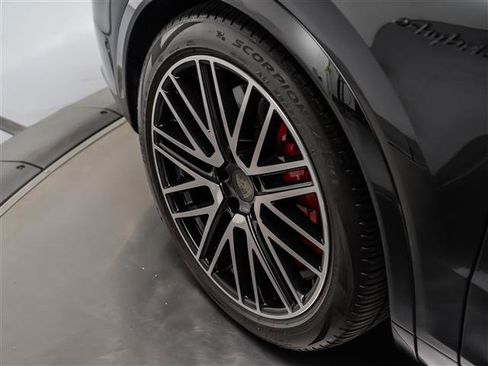 Used 2025 Porsche Cayenne Turbo AWD/4WD image 15