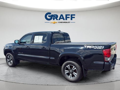 Used 2017 Toyota Tacoma TRD Sport AWD/4WD image 4